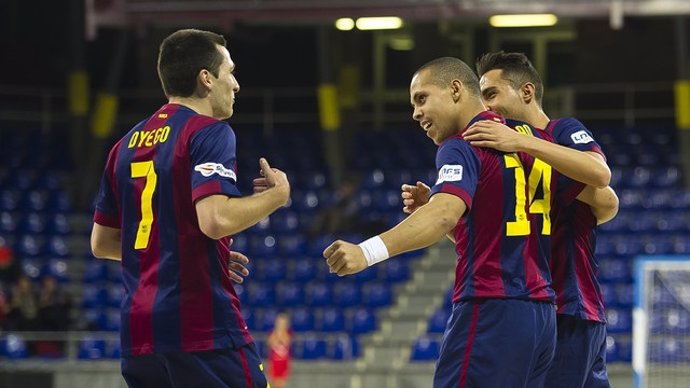 Dyego y Ferrao se abrazan tras un gol del Barça