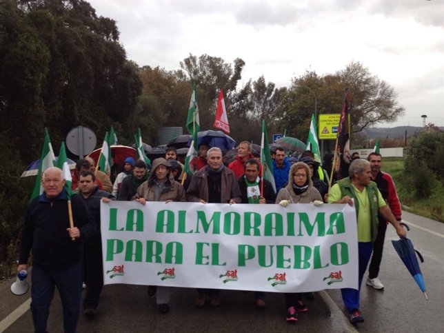 Personas se dirigen a la finsca La Almoraima