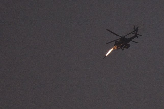 Helicóptero israelí disparando un proyectil