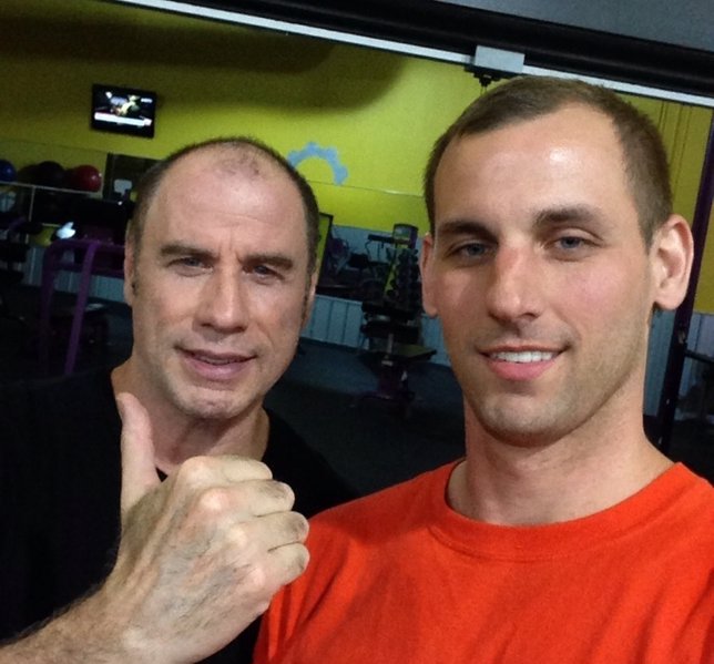 John Travolta calvo y sin peluca