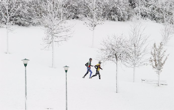 Personas corriendo en la nieve