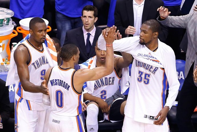 Durant e Ibaka felicitan a Westbrook