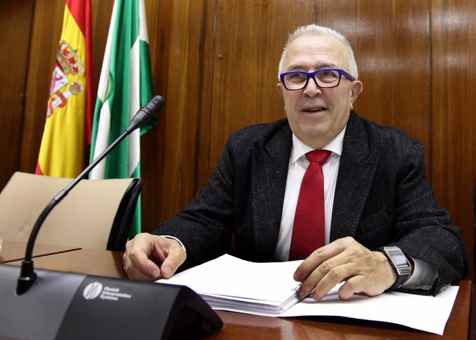 Consejero de Economía en comisión parlamentaria.