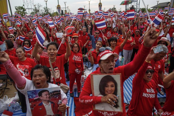 Decenas de miles de seguidores de la primera ministra de Tailandia