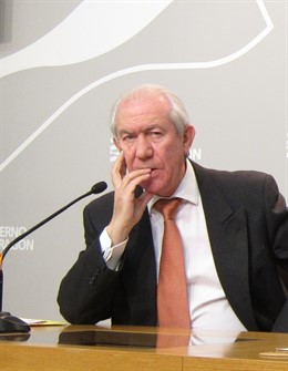 El consejero de Economía y Empleo, Francisco Bono, este lunes en rueda de prensa