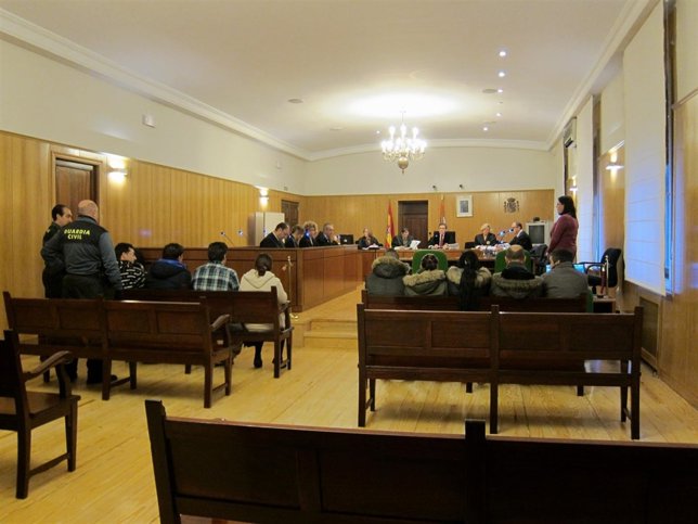 Los nueve acusados, de espaldas en la sala de vistas de la Audiencia Provincial.