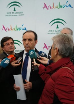 El consejero de turismo y comercio Rafael Rodríguez atiende a los periodistas