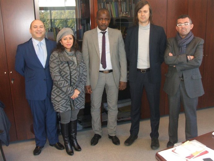 Representantes de la Universidad de Sevilla junto al profesor maliense