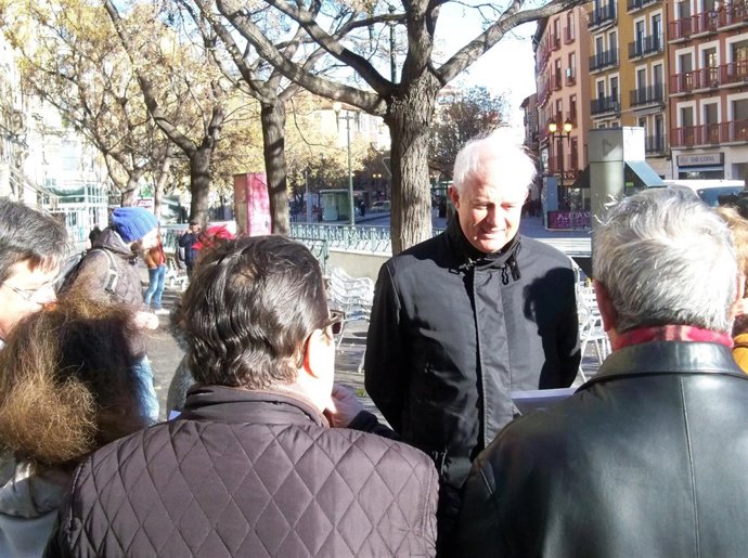Eloy Suarez con vecinos y comerciantes de Conde Aranda