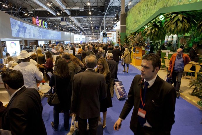 Asistentes y stands de Fitur 2014.