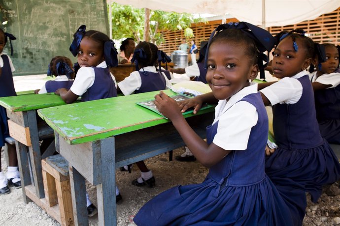 Niñas en una escuela en Jacmel, reconstruida con ayuda de Plan Internacional