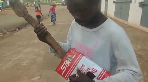 Weesay con su guitarra casera