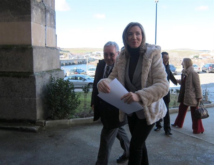  La Consejera Alicia García A Su Llegada A Alba De Tormes (Salamanca)