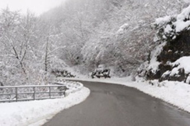 Carretera en situación de viabilidad invernal.