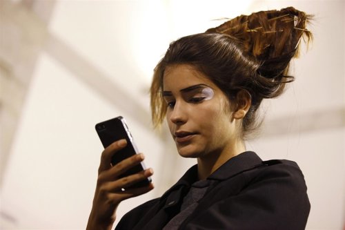 Joven mirando el móvil.