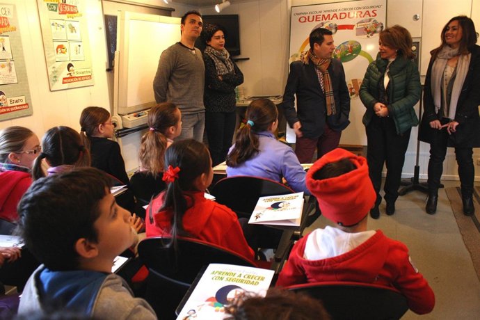 Expósito y Gómez en el autobús de la campaña con alumnos