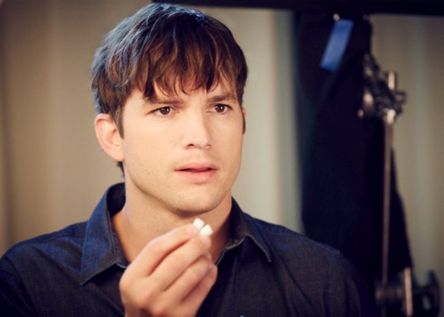 Ashton Kutcher presume de sonrisa en un anuncio