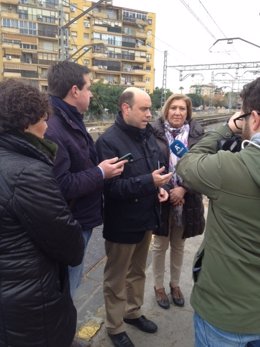 Echávarri atiende a los medios junto  a Campos y Llinares en Alicante