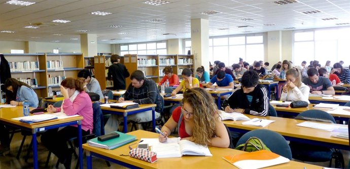 Biblioteca de la UNED de Pamplona.