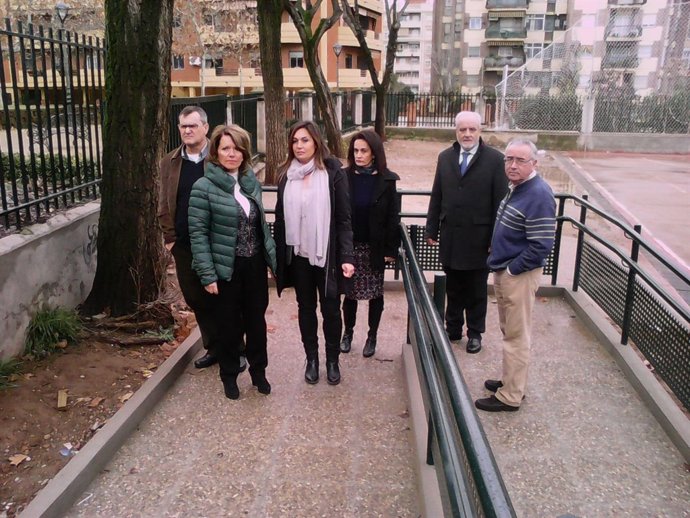 Gómez (izda.) con el equipo directivo del centro