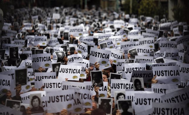 Manifestación en Buenos Aires por el atentado contra la AMIA.