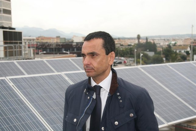 Joaquín García junto a placas solares