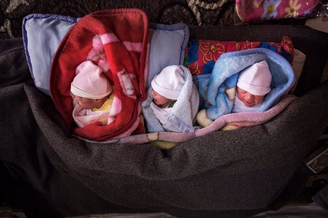 Los trillizos sirios que nacieron con la tormenta en Líbano