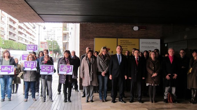 Cinco minutos de silencio por la víctima de violencia de género en Orba
