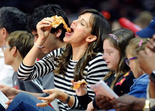 Jennifer garner comienzo pizza en un partido de baloncesto en Los Ángeles