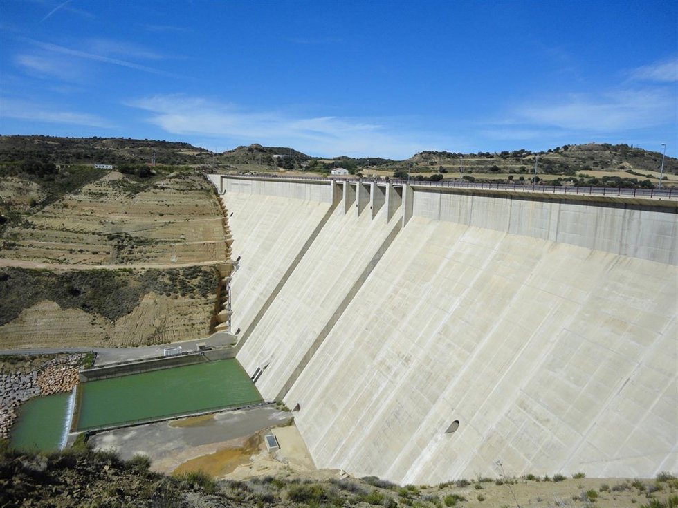 Embalse de Montearagón, en el río Flumen