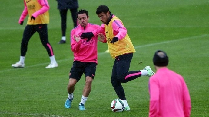 Xavi y Rafinha entrenan con el Barcelona