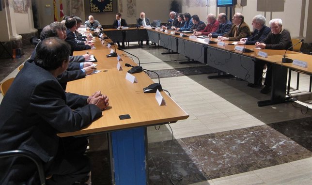 Ramírez, al fondo, preside la reunión con las Juntas de Cofradías