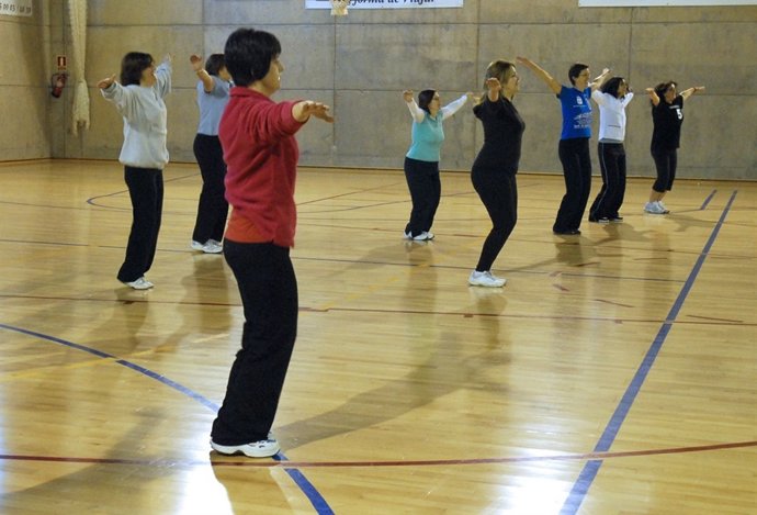 Gimnasia, mujeres haciendo deporte