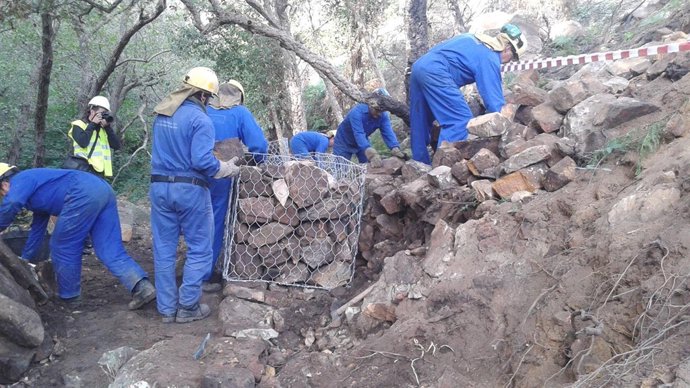 Trabajos en el sendero del río de la Miel