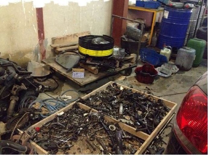 Taller ilegal de coches en el Polígono de Horno Alcedo