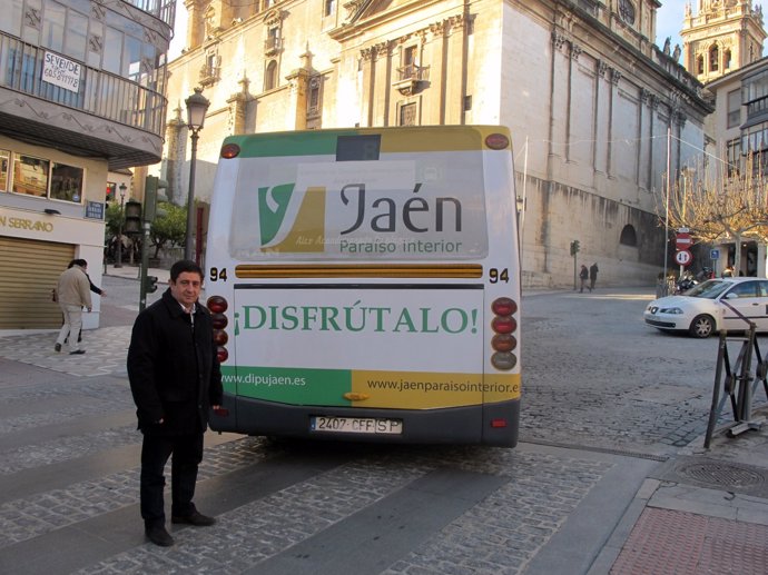 Reyes, ante uno de los autobuses con imágen de la campaña promocional.