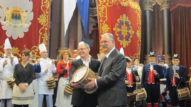 Juan Karlos Izagirre entrega en Tambor de Oro a Pedro Subijana