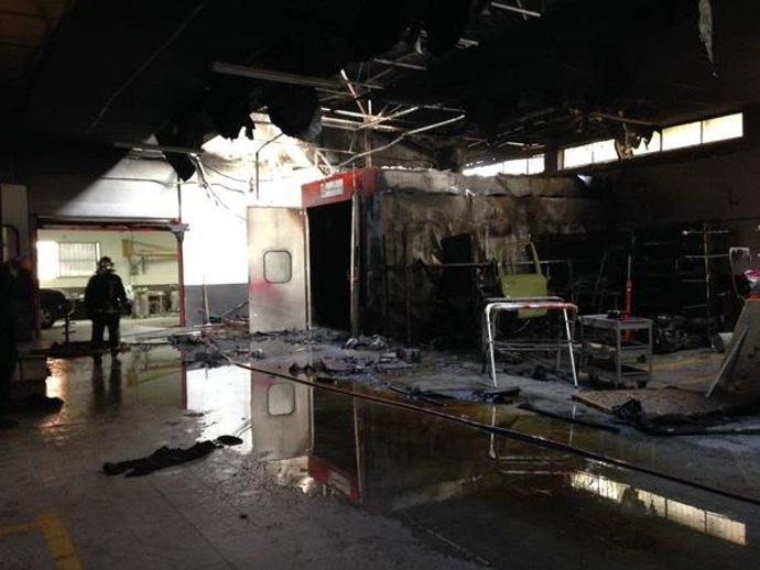 Incendio en un taller de coches