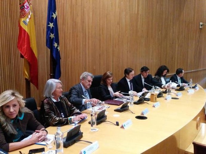 La vicepresidenta Soraya Sáenz de Santamaría con la dirección del Grupo Popular