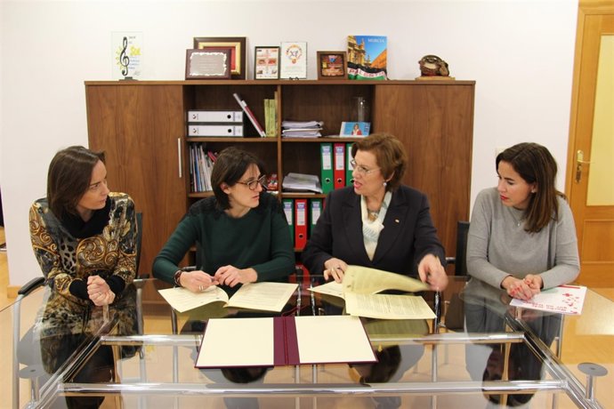 Firma del convenio con Cruz Roja