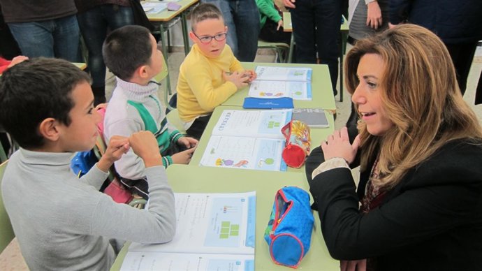 La presidenta de la Junta de Andalucía, Susana Díaz, en un colegio de Gibraleón.