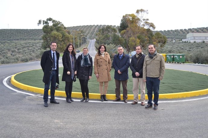 Ceballos y Medina (centro) ante la nueva glorieta