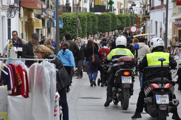Una de las calles de Tomares, con la Policía Local