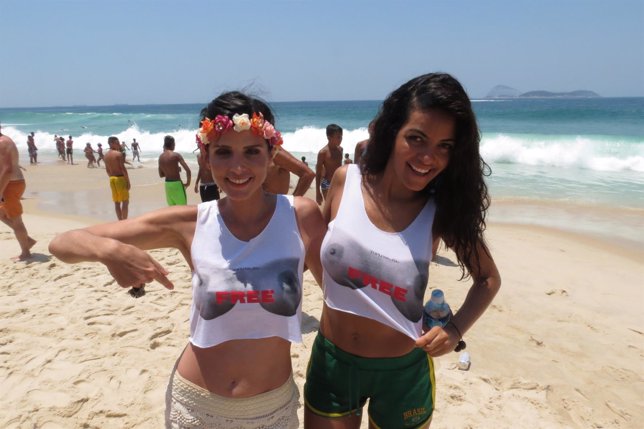 Manifestación Haz el topless y no la guerra Río de Janeiro