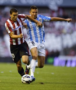 Ignacio Camacho y Óscar De Marcos pelean por un balón en un Athletic-Málaga