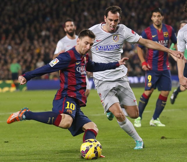 Messi y Godín pelean por un balón en un Barcelona-Atlético de Madrid