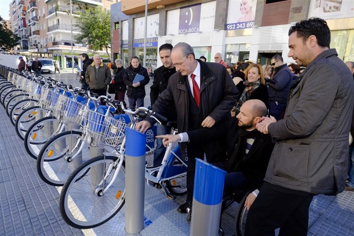 De la Torre sistema préstamo bicicletas en avenida Velázquez Carretera de Cádiz