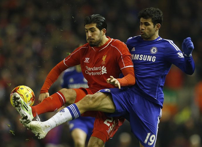 Emre Can y Diego Costa pelean por un balón en un Liverpool-Chelsea