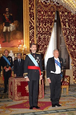 El Rey Felipe VI guarda un minuto de silencio por el atentado en Francia