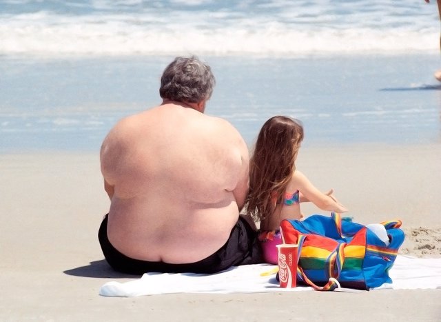 Padre con obesidad con su hija